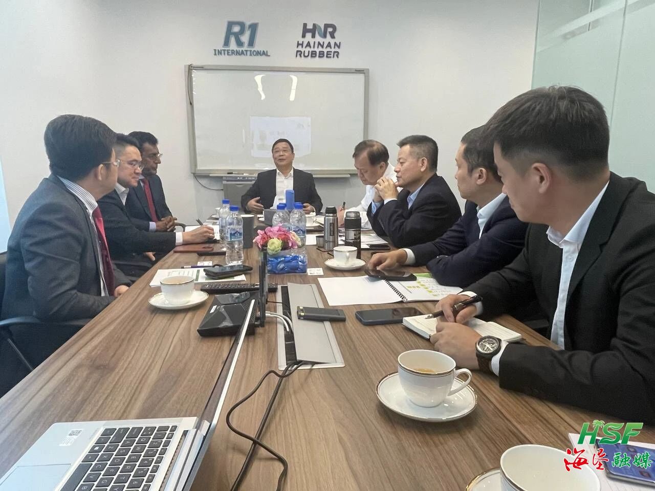 包洪文一行與R1公司座談交流。